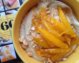 Банановая манная каша с ломтиками манго в сиропе