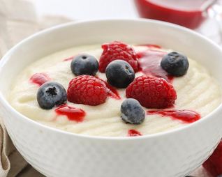 Детская манная каша с ягодами