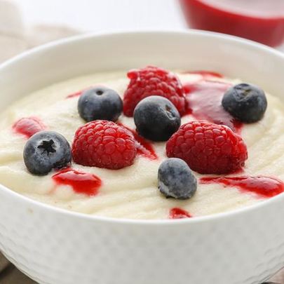 Детская манная каша с ягодами