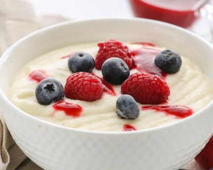 Детская манная каша с ягодами