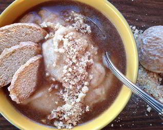 Грушевая манная каша с имбирем, пряничной крошкой и коричным соусом