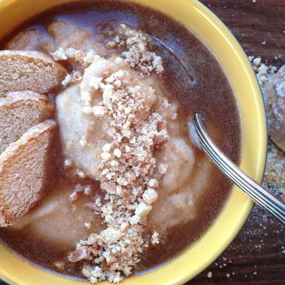 Грушевая манная каша с имбирем, пряничной крошкой и коричным соусом