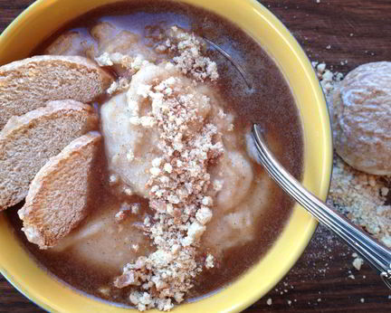 Грушевая манная каша с имбирем, пряничной крошкой и коричным соусом