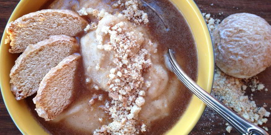 Рецепт грушевой манной каши с имбирем, пряничной крошкой и коричным соусом