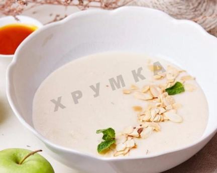 Каша манная с томлеными яблоками на молоке