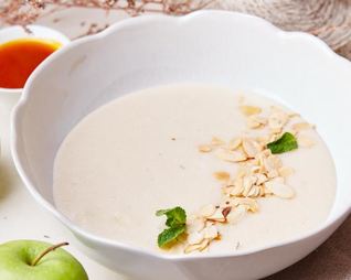 Каша манная с томлеными яблоками