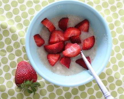 Кокосовая манная каша с клубникой