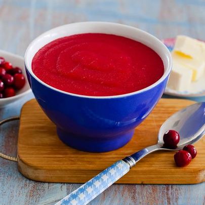 Манная каша на клюквенном соке в мультиварке