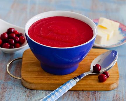 Манная каша на клюквенном соке в мультиварке