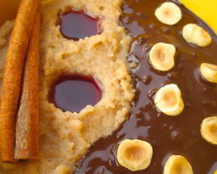 Манная каша с фундуком, темным шоколадом и клюквенно-гранатовым соусом