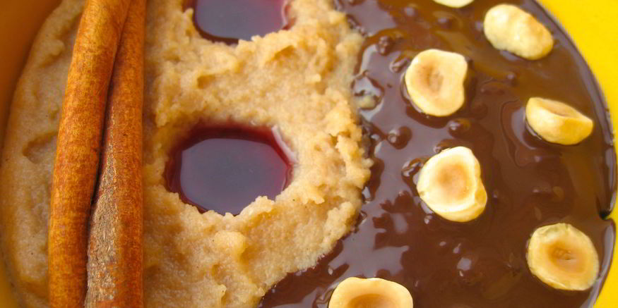 Рецепт манной каши с фундуком, темным шоколадом и клюквенно-гранатовым соусом