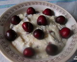 Манная каша с изюмом