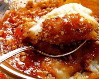 Манная каша с карамелью и орехами