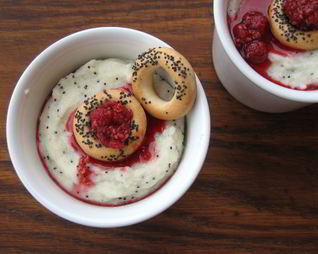 Манная каша с маком, сушками и малиновым вареньем