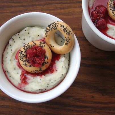 Манная каша с маком, сушками и малиновым вареньем