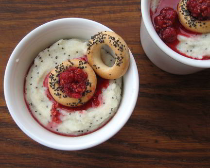 Манная каша с маком, сушками и малиновым вареньем