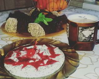 Манная каша с малиновым вареньем