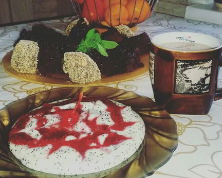 Манная каша с малиновым вареньем