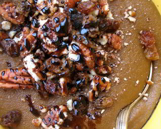 Манная каша с пеканом, изюмом и патокой