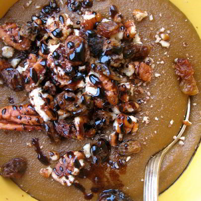 Манная каша с пеканом, изюмом и патокой