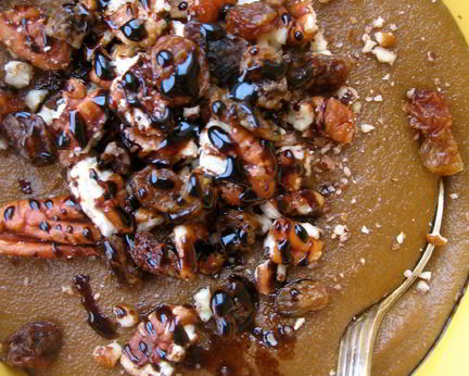 Манная каша с пеканом, изюмом и патокой