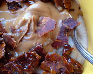 Манная каша с пряничной пастой и миндальными хлопьями