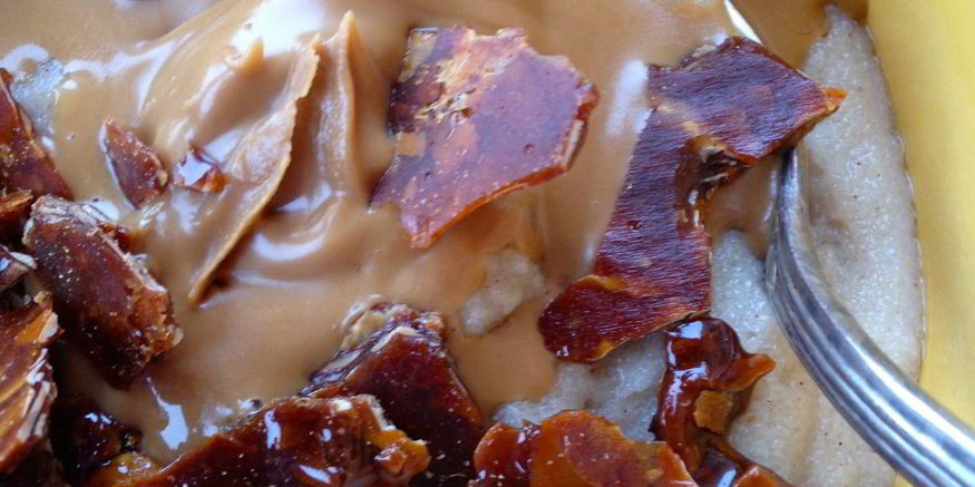 Рецепт манной каши с пряничной пастой и миндальными хлопьями