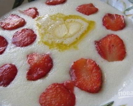 Манная каша с ягодами