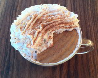 Манная каша со взбитыми сливками и кофе