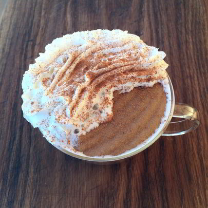 Манная каша со взбитыми сливками и кофе