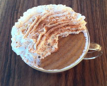 Манная каша со взбитыми сливками и кофе