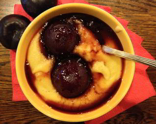 Персиковая манная каша с ломтиками сливы в сиропе