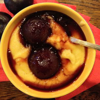 Персиковая манная каша с ломтиками сливы в сиропе