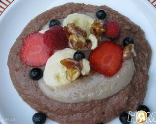 Шоколадная манная каша с банановым соусом