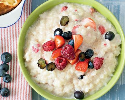 Молочная каша с ягодами