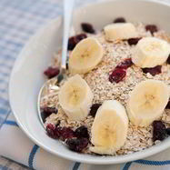 Рецепт Быстрой овсянки с ягодами и бананами
