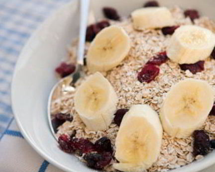 Быстрая овсянка с ягодами и бананами