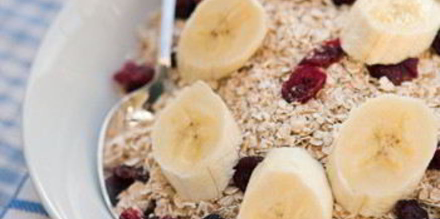 Рецепт быстрой овсянки с ягодами и бананами