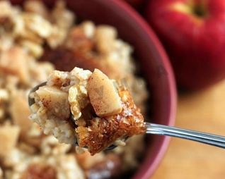 Ночная овсяная каша с яблоками и орехами в мультиварке