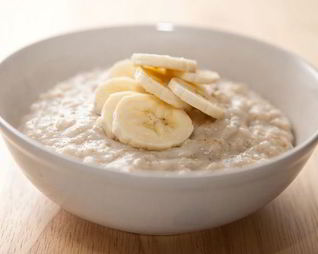 Овсяная каша на молоке с бананом
