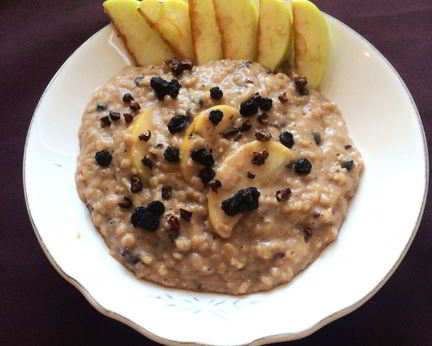 Овсяная каша с антоновкой, сушенной черникой и ревенем