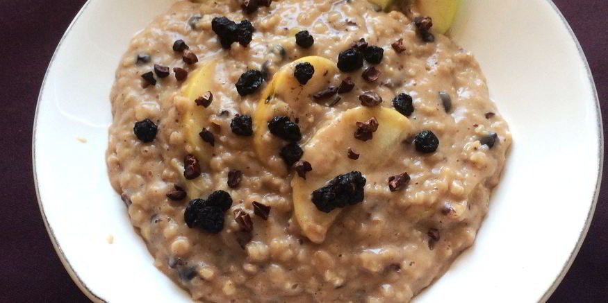 Рецепт овсяной каши с антоновкой, сушенной черникой и ревенем