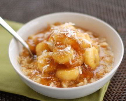 Овсяная каша с бананом и инжирно-карамельным соусом