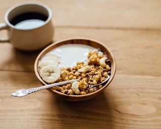 Овсяная каша с бананом и йогуртом