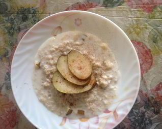 Овсяная каша с грушей и корицей