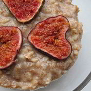 Рецепт Овсяной каши с инжиром и теплым медовым соусом