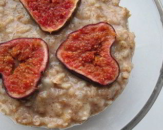 Овсяная каша с инжиром и теплым медовым соусом