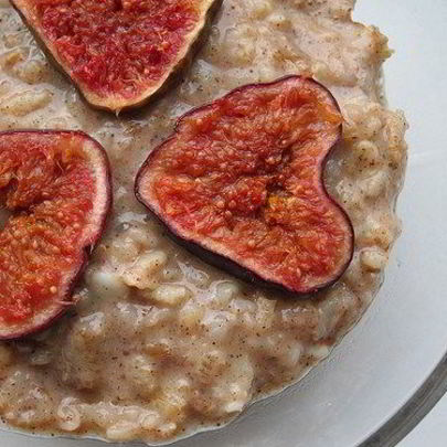 Овсяная каша с инжиром и теплым медовым соусом