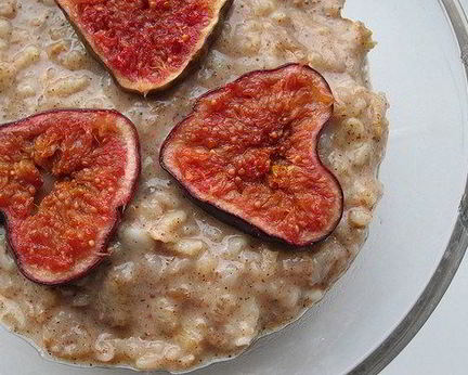 Овсяная каша с инжиром и теплым медовым соусом