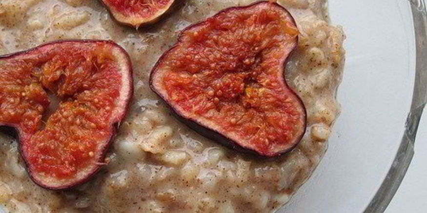 Рецепт овсяной каши с инжиром и теплым медовым соусом